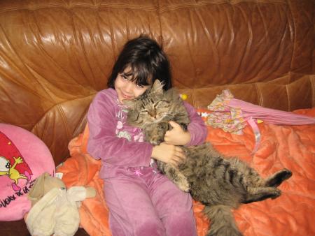 ma petite seur et mon chat !!